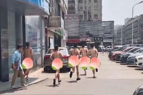 Trung Quốc: Bắt giữ 5 người đàn ông khỏa thân chạy tung tăng trong siêu thị
