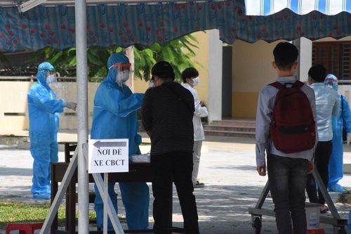 Thí sinh được đưa đón bằng xe riêng, cán bộ coi thi mặc kín đồ bảo hộ
