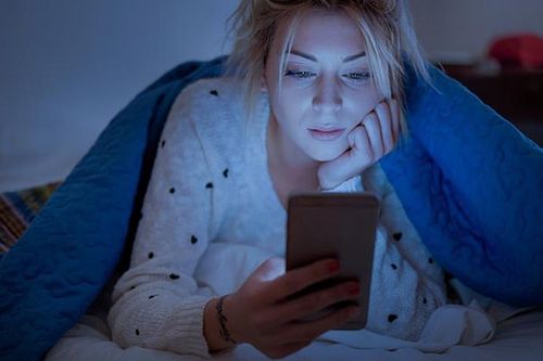 Tiếp xúc nhiều với màn hình máy tính, điện thoại có thể gây lão hóa sớm
