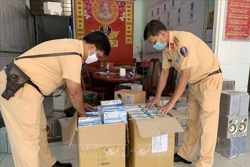 Bắt quả tang xe khách vận chuyển 5.000 chiếc khẩu trang y tế không rõ nguồn gốc