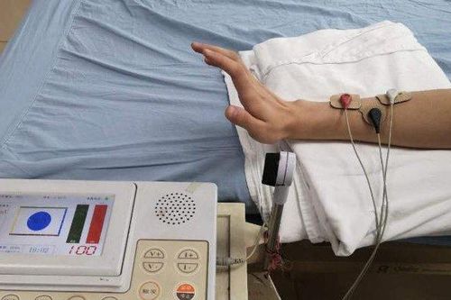 Suýt tháo khớp tay vì nằm ngủ sai tư thế