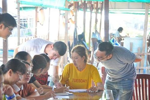Lớp học tiếng Anh đặc biệt trên bè cá ở Cồn Sơn