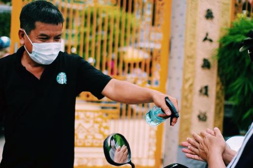 Người dân đến chùa lễ Vu Lan: Được kiểm tra nhiệt độ, rửa tay khử khuẩn trước khi vào lễ
