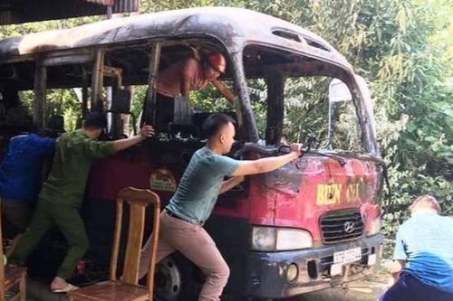 Thắp hương cúng rằm tháng 7 khiến xe khách cháy rụi