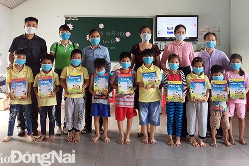 Tặng sách giáo khoa, vở cho học sinh 6 lớp học tình thương