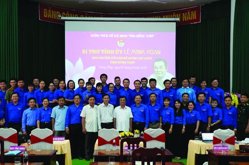 Bí thư Tỉnh ủy Lê Minh Hoan nói chuyện với cán bộ Đoàn chủ chốt