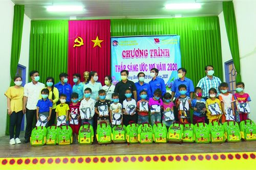 Tặng quà cho học sinh nghèo vùng biên giới