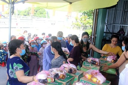 Đóng góp tặng quà cho người có hoàn cảnh khó khăn