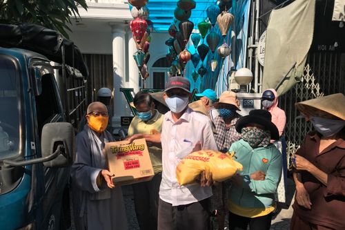 Tặng quà từ thiện tại Quảng Nam, Đắk Nông