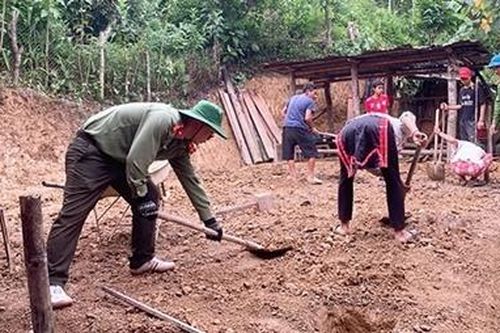 Hỗ trợ làm nhà cho hộ nghèo ở xã Mù Cả