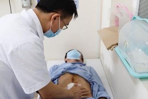 Cắt bỏ dạ dày và thực quản, tạo hình bằng đại tràng cho người bệnh ung thư