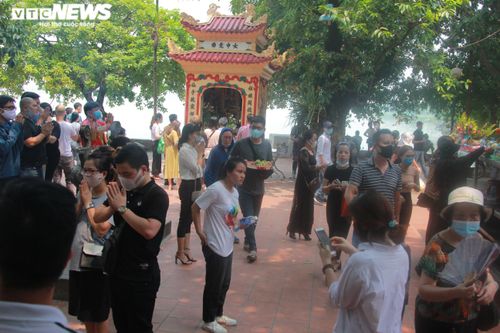 Trăm người đội nắng cả tiếng đợi vào lễ Phủ Tây Hồ ngày Rằm tháng Bảy