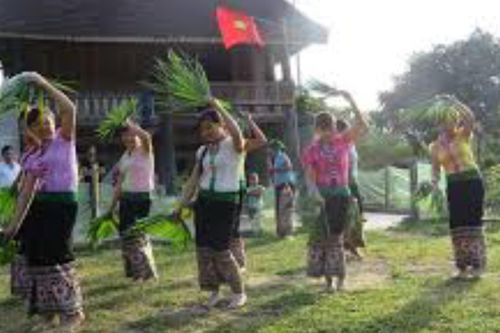 Người Nguồn ở Quảng Bình gói bánh chưng, làm cơm mừng Tết Độc lập