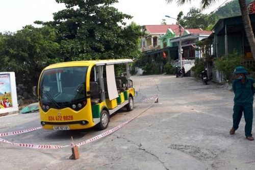Chạy qua đường, bé trai 5 tuổi bị xe điện tông chết thương tâm