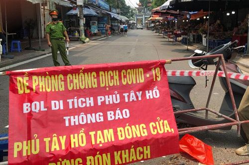 Phủ Tây Hồ tạm đóng cửa do người đến hành lễ quá đông