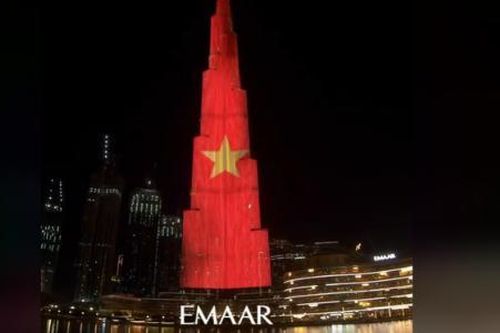 Tòa nhà chọc trời cao nhất thế giới Burj Khalifa đổi màu quốc kì Việt Nam tối 2/9