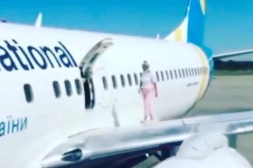 Góc khó đỡ: Hành khách mở cửa thoát hiểm, đi dạo trên cánh máy bay vì 'bên trong quá nóng'