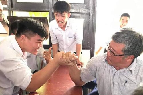 Dân mạng thích thú với nam sinh 'thách đấu' thầy giáo tham gia trò chơi quen thuộc