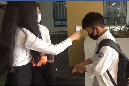 Học sinh hào hứng trở lại trường, nước rửa tay và khẩu trang là vật dụng không thể thiếu