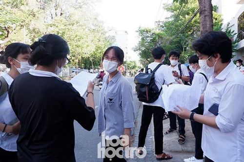 Thi tốt nghiệp THPT Quốc gia đợt 2: Đề Toán 'nhẹ nhàng', thí sinh thở phào nhẹ nhõm