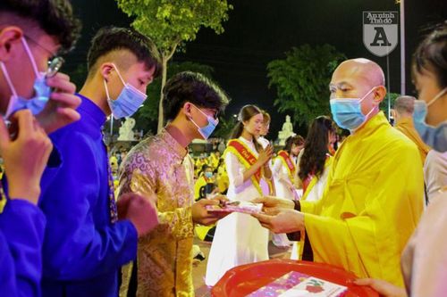 Phật tử đeo khẩu trang phòng dịch dự lễ Vu lan báo hiếu