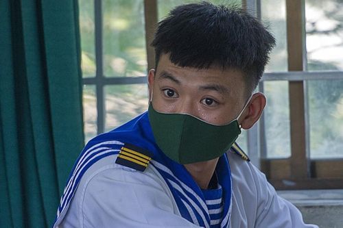 Những sĩ tử mang quân phục