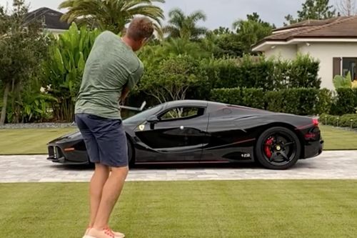 Đánh bóng golf xuyên qua cửa sổ siêu xe Ferrari LaFerrari