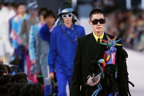 Dân mạng Việt làm loạn trên fanpage Louis Vuitton
