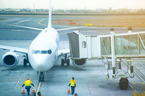 Hình ảnh người phụ nữ đi lại trên cánh máy bay