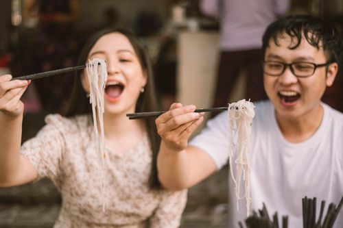 Bộ ảnh cưới ở hàng hủ tiếu của đôi trẻ Mỹ Tho
