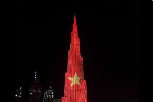 Quốc kỳ Việt Nam phủ kín tòa tháp cao nhất thế giới tại Dubai