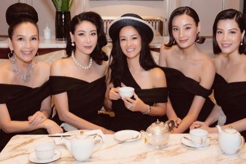 Diva Hồng Nhung trẻ trung hội ngộ những người bạn sau thời gian xa cách vì dịch COVID-19