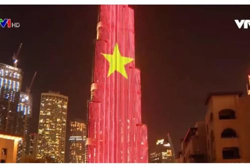 Quốc kỳ Việt Nam tung bay tại tòa tháp cao nhất thế giới Burj Khalifa ở Dubai
