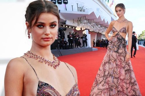 'Thiên thần nội y' Taylor Hill gây choáng với váy cắt xẻ táo bạo ở LHP Venice