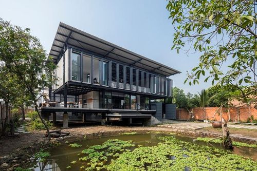 Nhà sàn bê tông 'ẩn mình' giữa ngoại ô Sài thành