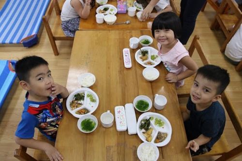 Trao mâm cơm, đong hạnh phúc