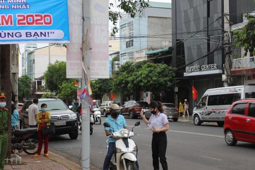 Đắk Lắk: Đưa con tới các điểm thi, phụ huynh ấm lòng