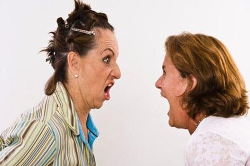 Ấm ức vì bị bà thông gia soi cách ăn mặc