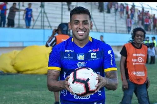 Cầu thủ bóng đá Sergio Lopez bị phạt tiền vì… hôn quả bóng