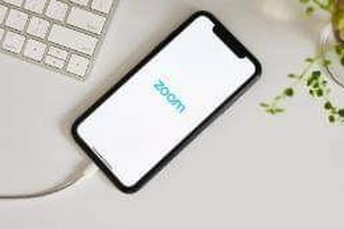 Lợi nhuận của Zoom tăng chóng mặt vì COVID-19
