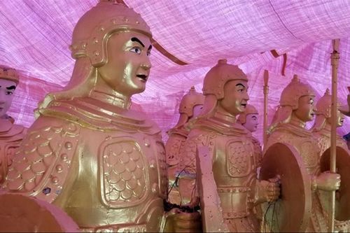 Đừng đùa với tượng…