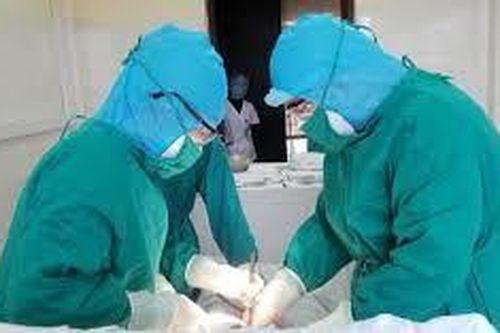 Thai phụ mắc COVID-19 sinh con trên trực thăng