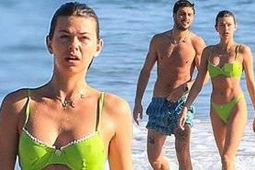 Georgia Fowler vô tư bán nude trên biển