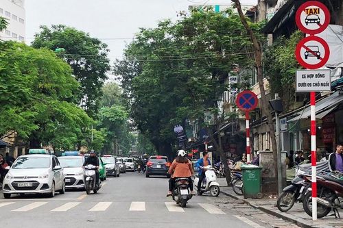 Khôi phục cấm taxi, xe công nghệ trên nhiều tuyến phố Hà Nội