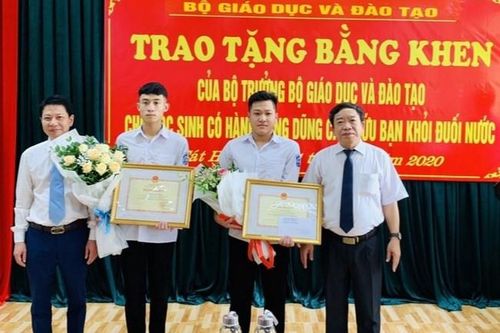 Tặng bằng khen nhóm học sinh Hải Phòng cứu bạn đuối nước