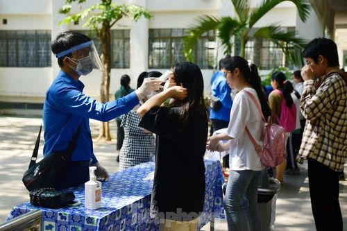'Áo xanh' tiếp sức sĩ tử trong kỳ thi đặc biệt giữa tâm dịch