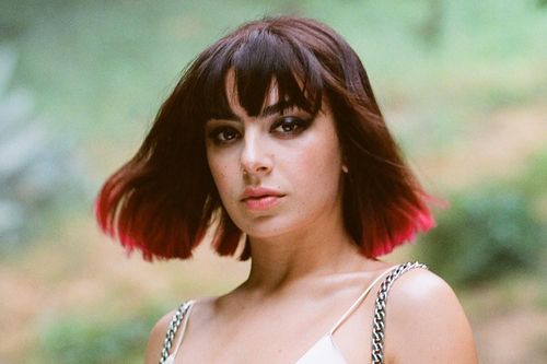 Charli XCX bị fan cuồng đột nhập biệt thự hơn 83 tỷ, vô tư khỏa thân đi trong nhà