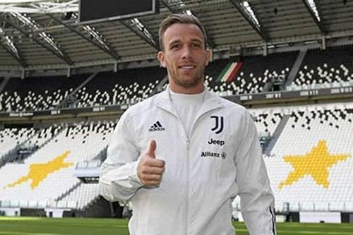 Arthur 'lấy lòng' Ronaldo nhưng không quên 'tâng bốc' Messi