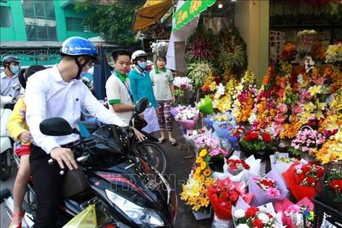 Trái cây, hoa tươi đắt hàng
