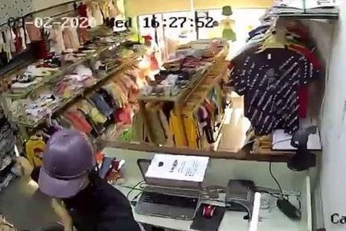 Truy xét đối tượng dùng dao đâm nữ nhân viên shop đồ trẻ em, cướp tài sản rồi tẩu thoát